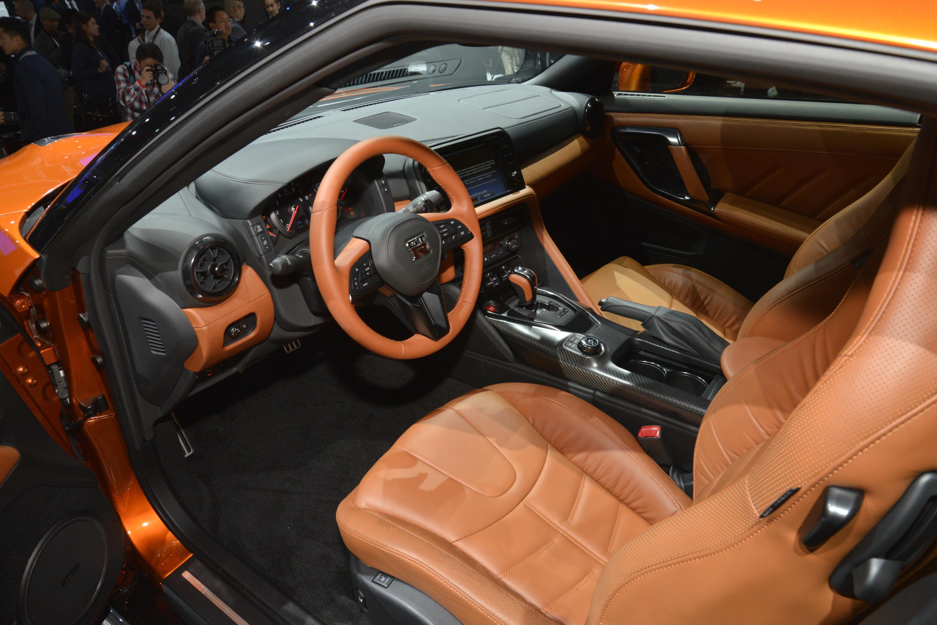 De 2017 Nissan GT-R heeft de meest ingrijpende facelift sinds de introductie van het model in 2007. Nissan tilt de supercar naar 570 pk. HIj beleeft zijn primeur in New York.