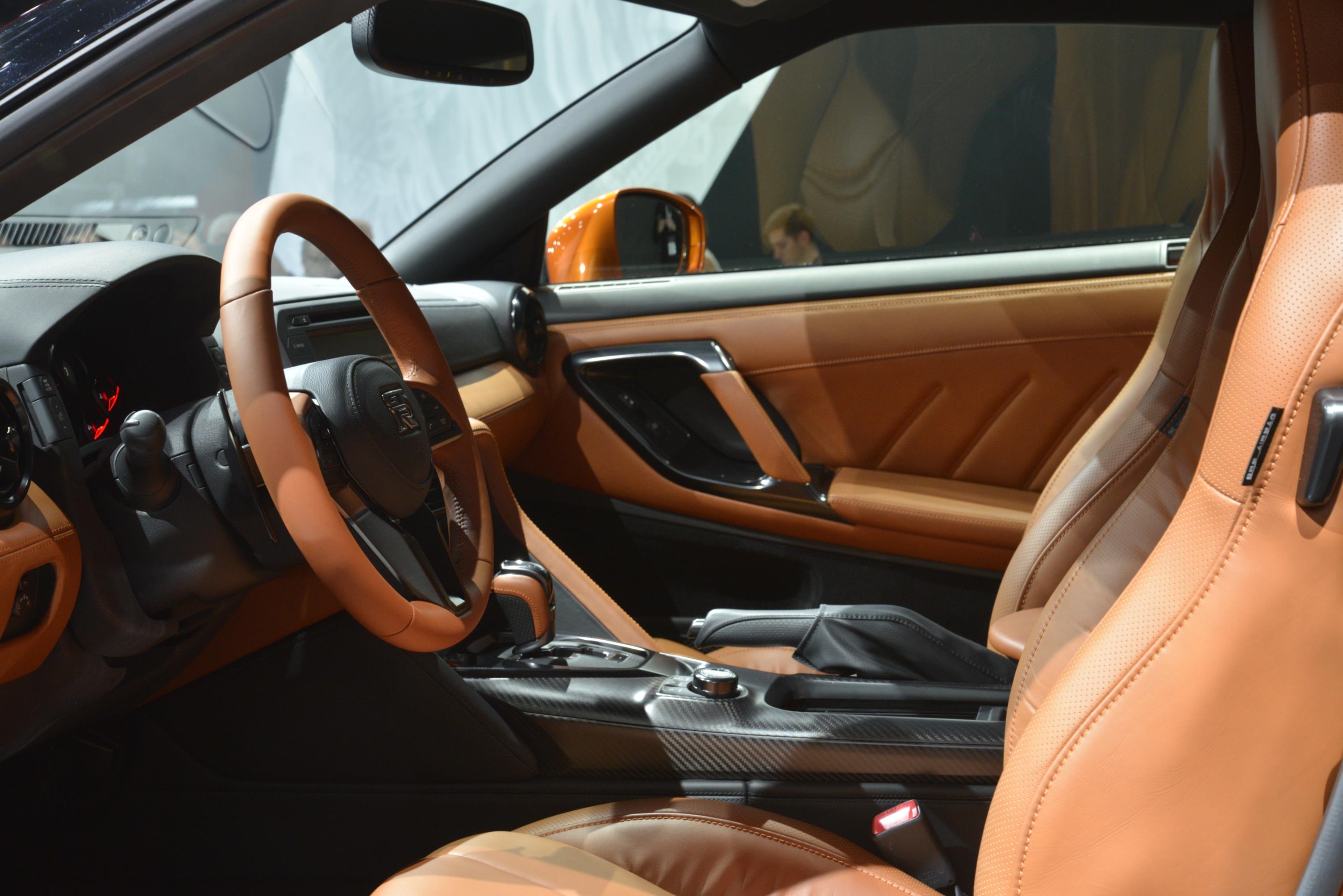 De 2017 Nissan GT-R heeft de meest ingrijpende facelift sinds de introductie van het model in 2007. Nissan tilt de supercar naar 570 pk. HIj beleeft zijn primeur in New York.