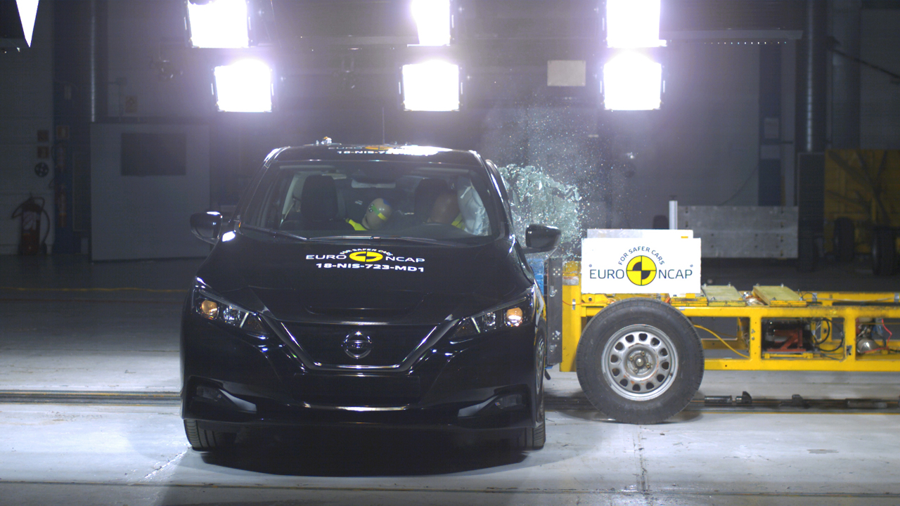 EuroNCAP heeft de testprotocollen voor de botsproeven verder aangescherpt. De Nissan Leaf is de eerste auto die 5 sterren haalt volgens de nieuwste normen.