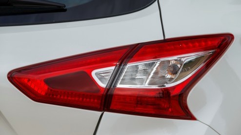 Rijtest nieuwe Nissan Pulsar: het nieuwe, absoluut ruimtewonder van Nissan. We reden de vijfdeurs hatchback in de autotest met de 1.2 DIG-T en de 1.5 dCi 110 diesel.