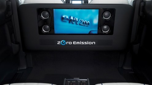 Nissan e-NV200 Evalia op IAA Hannover als VIP Concept, een extra luxe personenbus die bij uitstek geschikt is voor comfortabel shuttlevervoer.