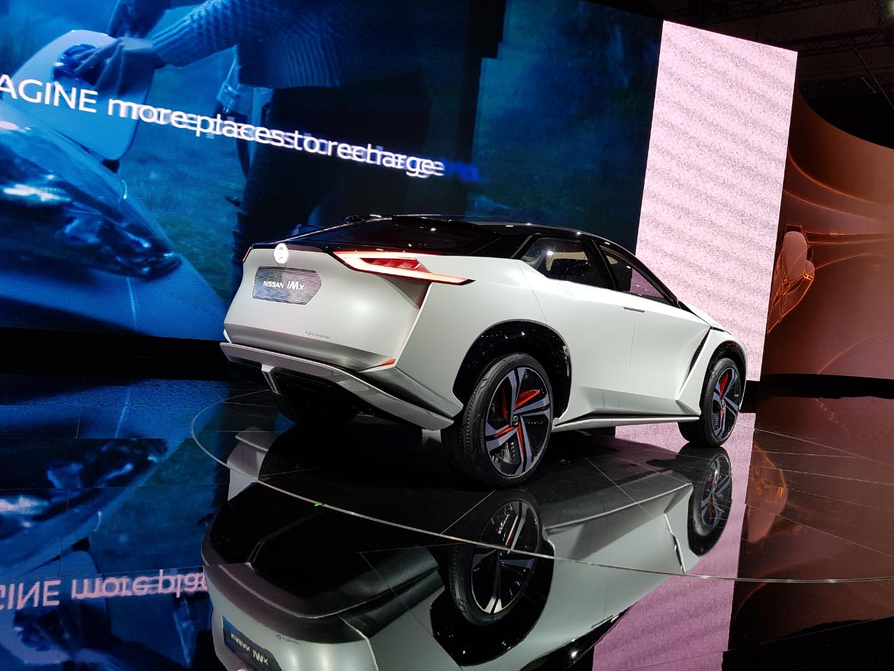 Nissan laat in Tokyo vooral zijn elektrische kant zien met de tentoonstellingsprimeur van de tweede generatie Leaf en de IMX, een concept van een elektrische SUV.