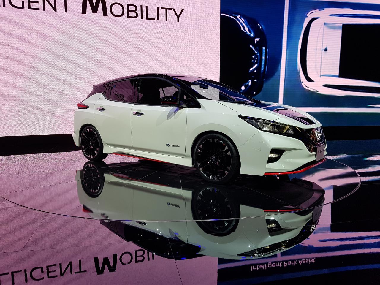 Nissan laat in Tokyo vooral zijn elektrische kant zien met de tentoonstellingsprimeur van de tweede generatie Leaf en de IMX, een concept van een elektrische SUV.