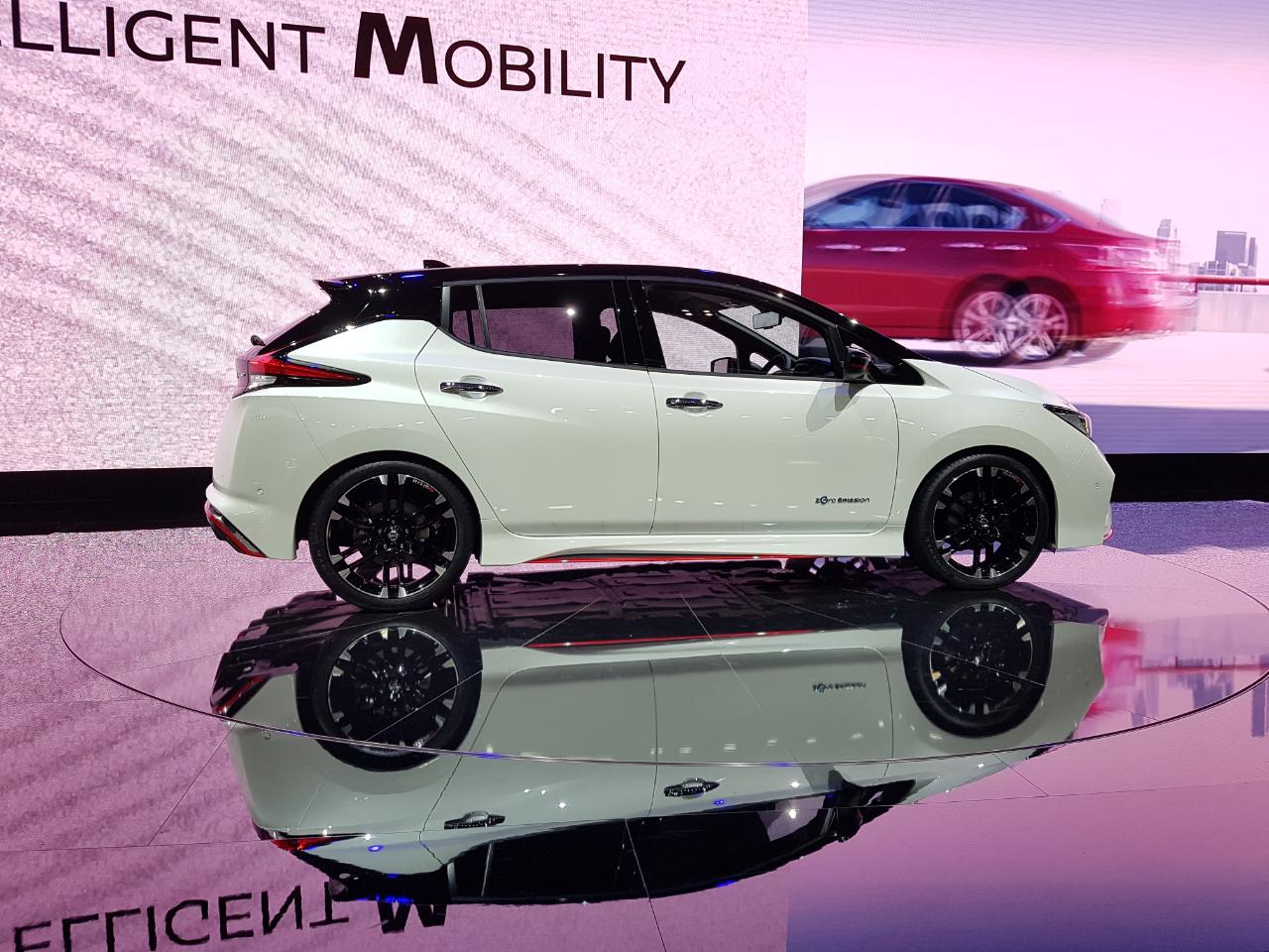 Nissan laat in Tokyo vooral zijn elektrische kant zien met de tentoonstellingsprimeur van de tweede generatie Leaf en de IMX, een concept van een elektrische SUV.