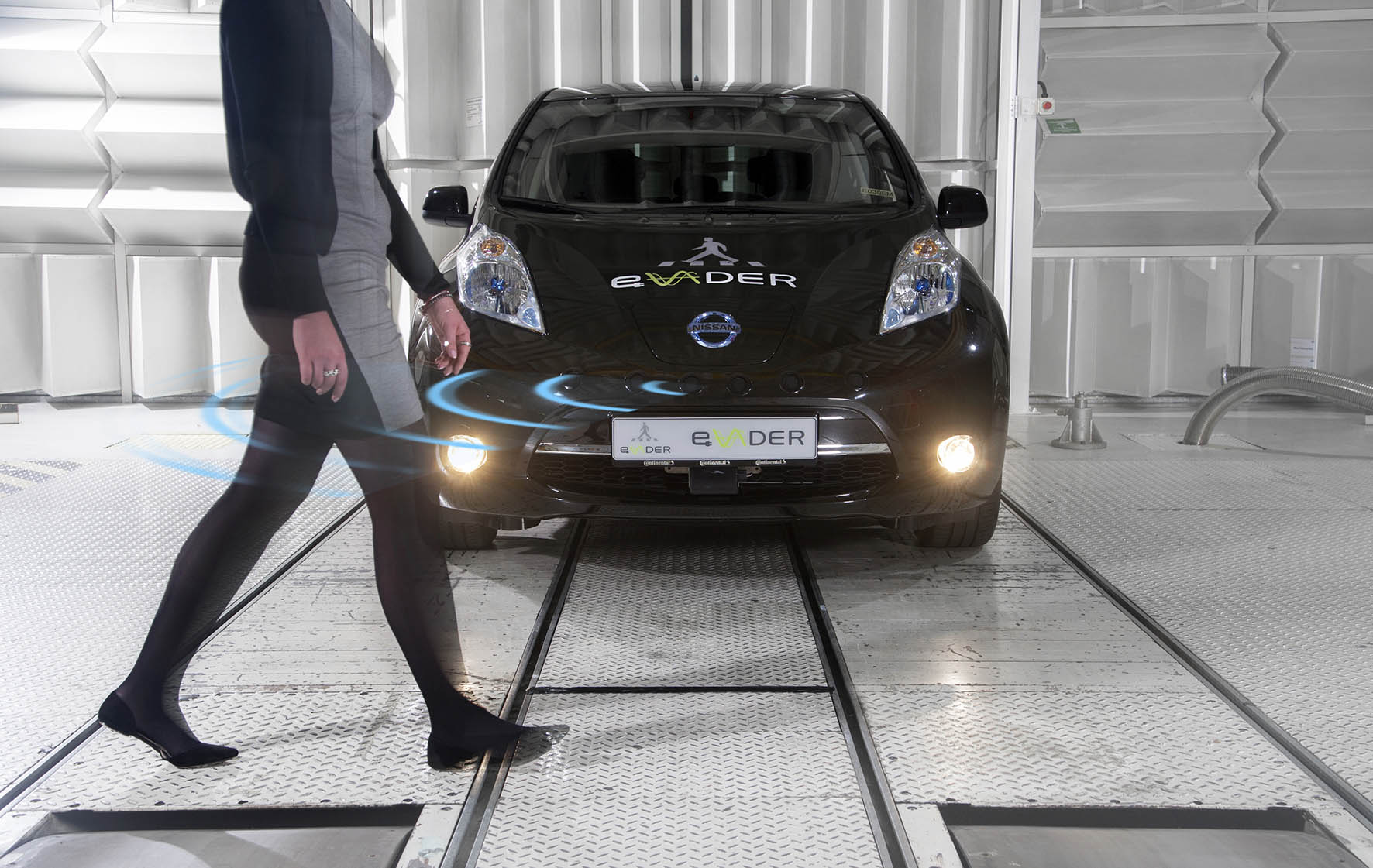 In het eVADER project ontwikkelt Nissan een slim waarschuwingssysteem voor elektrische auto's zodat deze tijdig worden opgemerkt door voetgangers.
