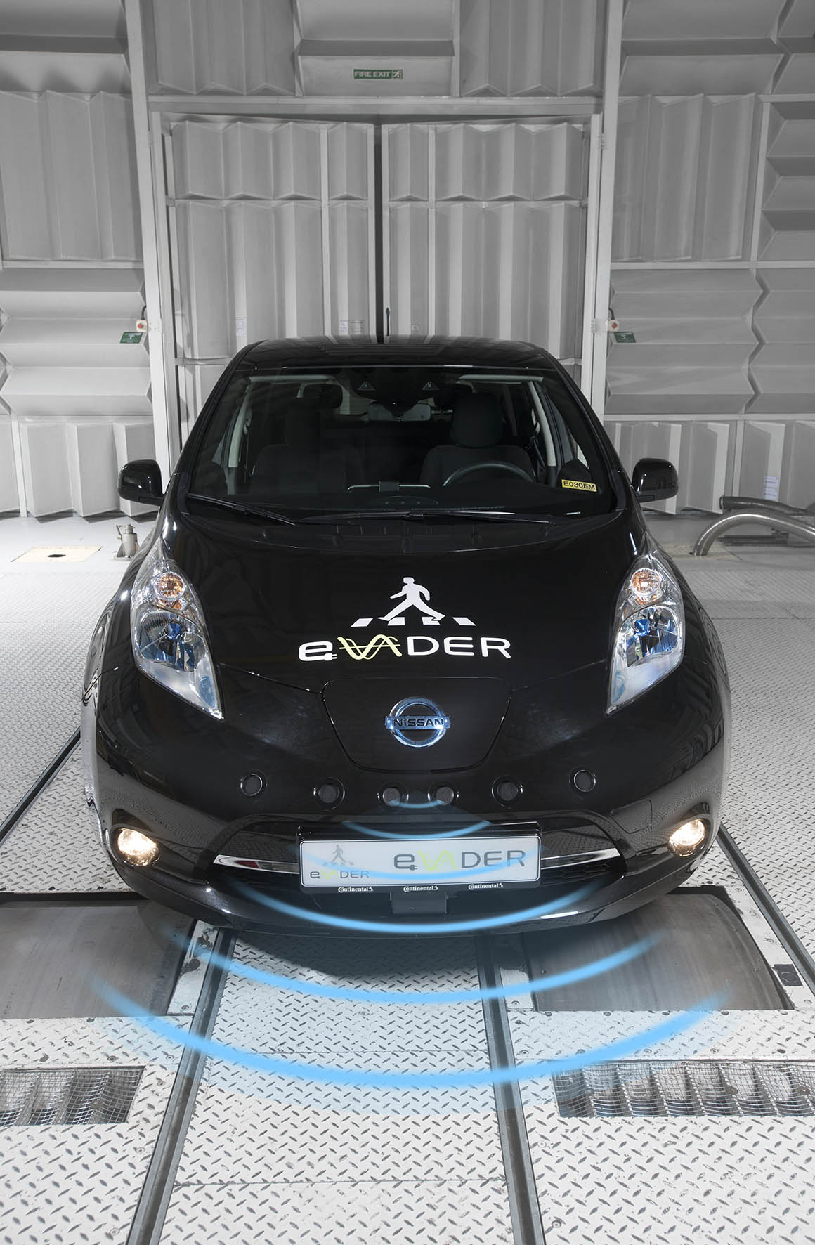 In het eVADER project ontwikkelt Nissan een slim waarschuwingssysteem voor elektrische auto's zodat deze tijdig worden opgemerkt door voetgangers.