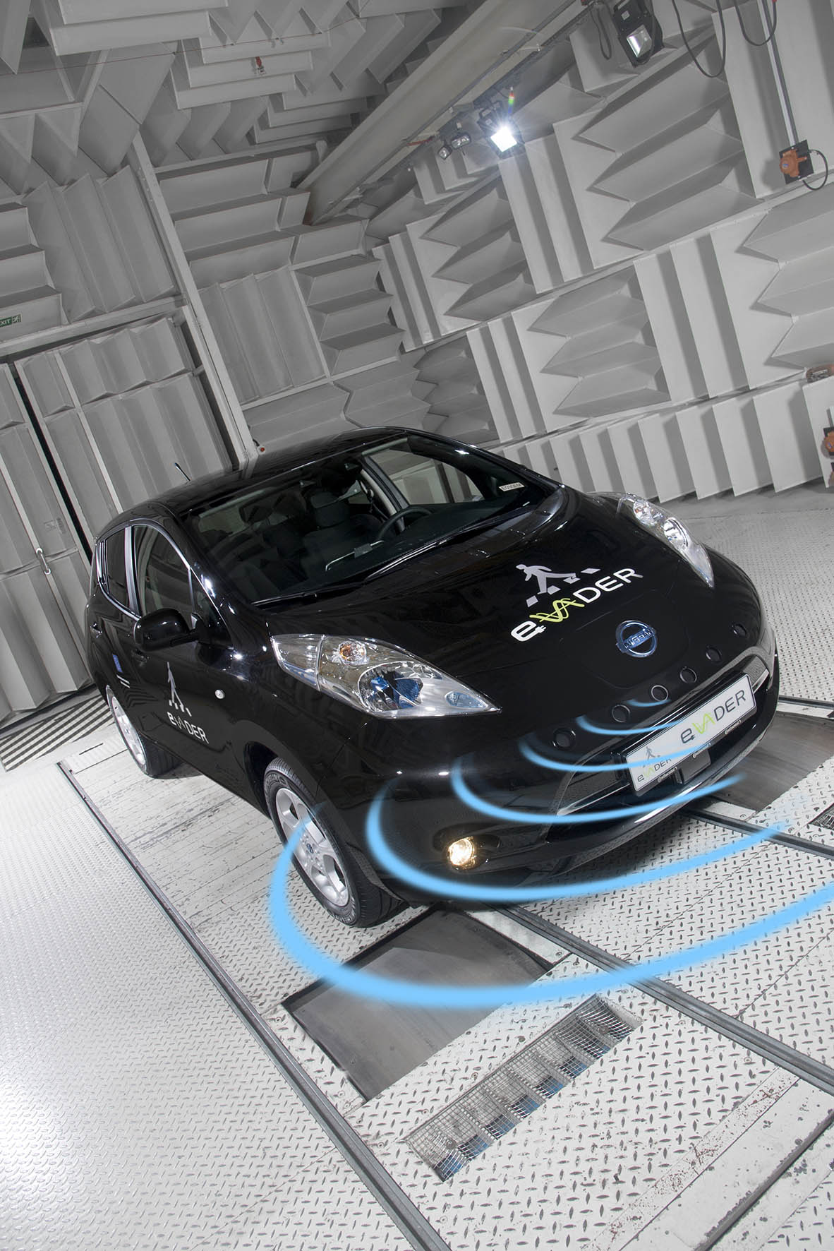 In het eVADER project ontwikkelt Nissan een slim waarschuwingssysteem voor elektrische auto's zodat deze tijdig worden opgemerkt door voetgangers.