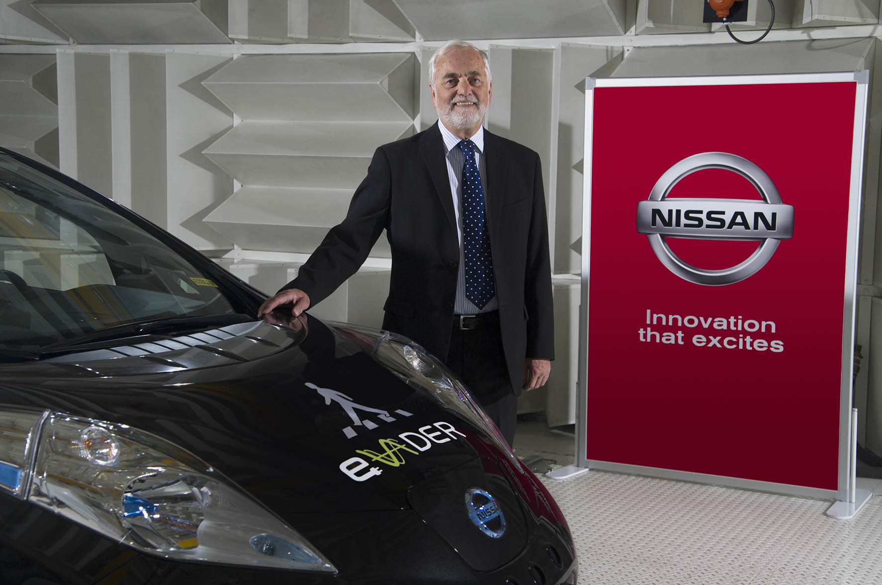 In het eVADER project ontwikkelt Nissan een slim waarschuwingssysteem voor elektrische auto's zodat deze tijdig worden opgemerkt door voetgangers.