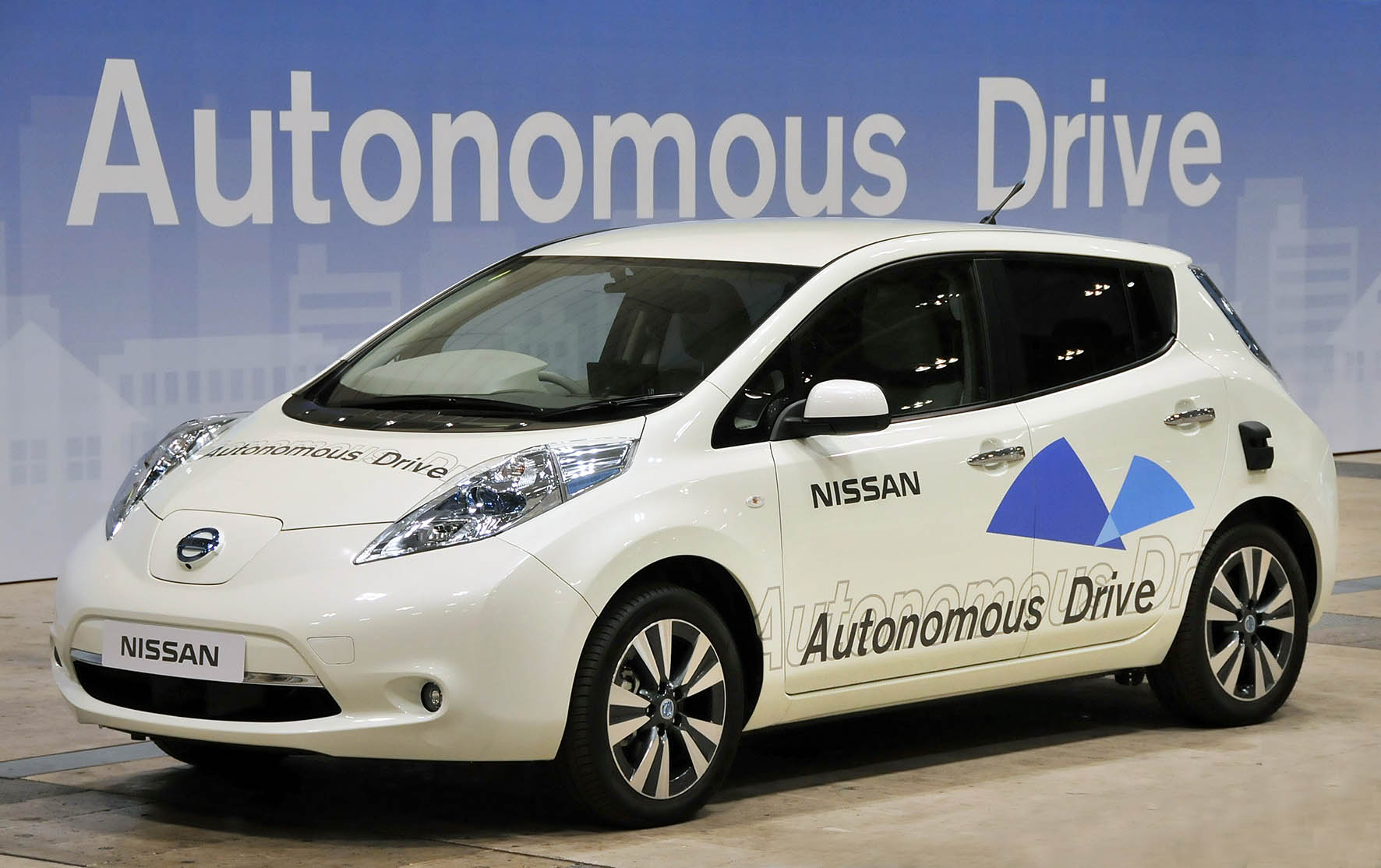 Nissan LEAF als zelfrijdende auto gepresenteerd in Japan. Boordevol techniek voor autonoom rijden kan dit prototype zelf rijden in Piloted Drive 1.0.