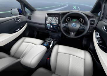Nissan LEAF als zelfrijdende auto gepresenteerd in Japan. Boordevol techniek voor autonoom rijden kan dit prototype zelf rijden in Piloted Drive 1.0.