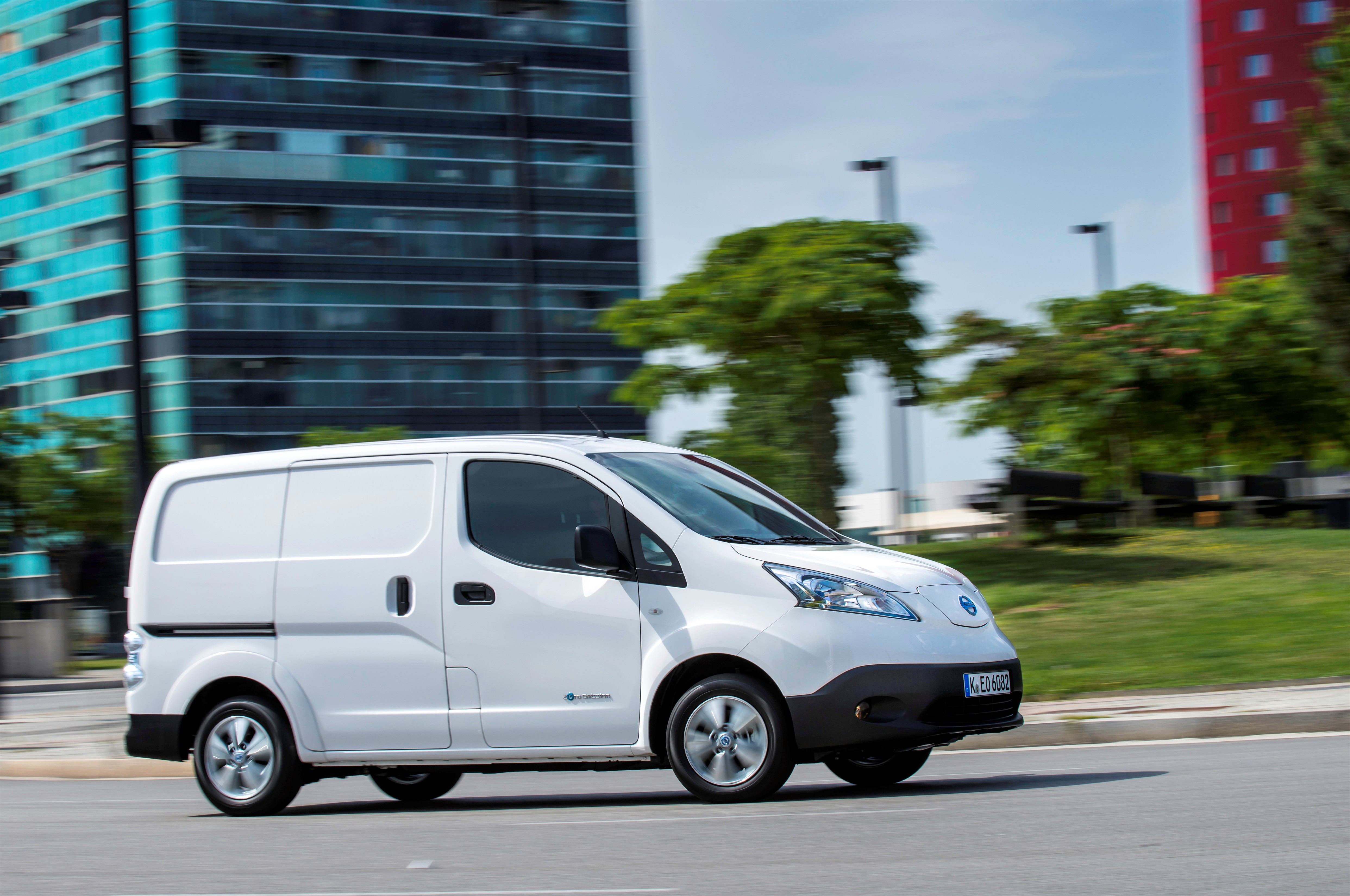 Nissan naar AutoRAI 2015 met LEAF en e-NV200 Evalia.
