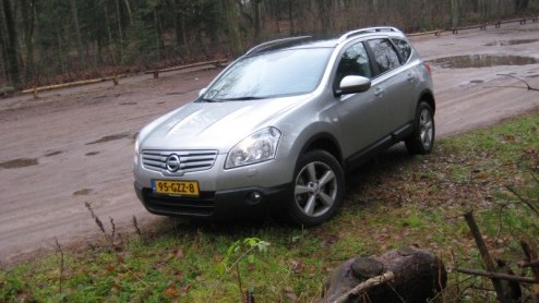 Nissan heeft met de Qashqai een schot in de roos. De stoere strakke looks, hoge zit en complete uitrusting maken m uitermate populair. Voor net dat beetje meer  ruimte en zitplaatsen, welteverstaan
