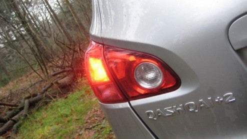 Nissan heeft met de Qashqai een schot in de roos. De stoere strakke looks, hoge zit en complete uitrusting maken m uitermate populair. Voor net dat beetje meer  ruimte en zitplaatsen, welteverstaan