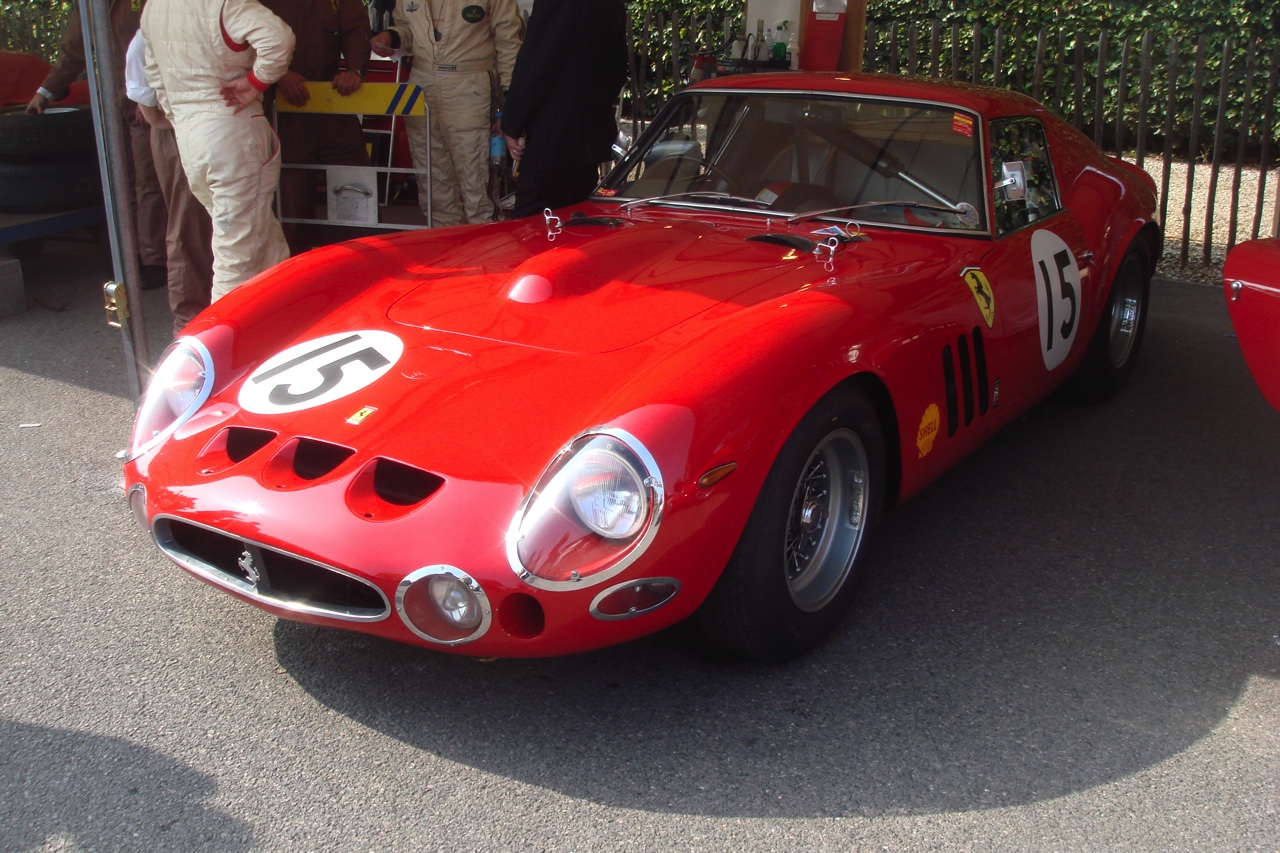 Goodwood Revival 2015 nadert. In het weekend van 12-13 september ga je stijlvol terug in de tijd op het race circuit Goodwood van Lord March.