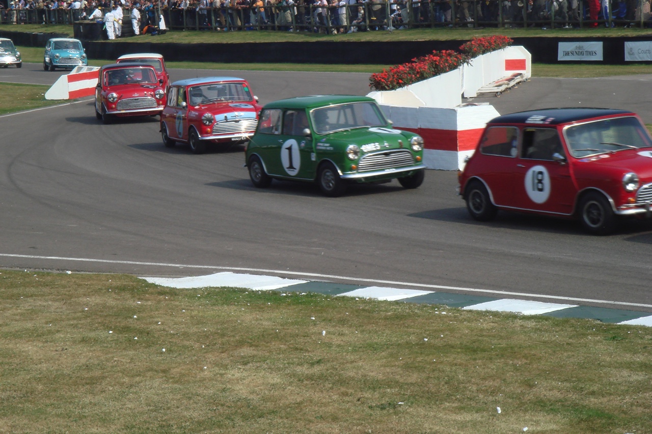Goodwood Revival 2015 nadert. In het weekend van 12-13 september ga je stijlvol terug in de tijd op het race circuit Goodwood van Lord March.