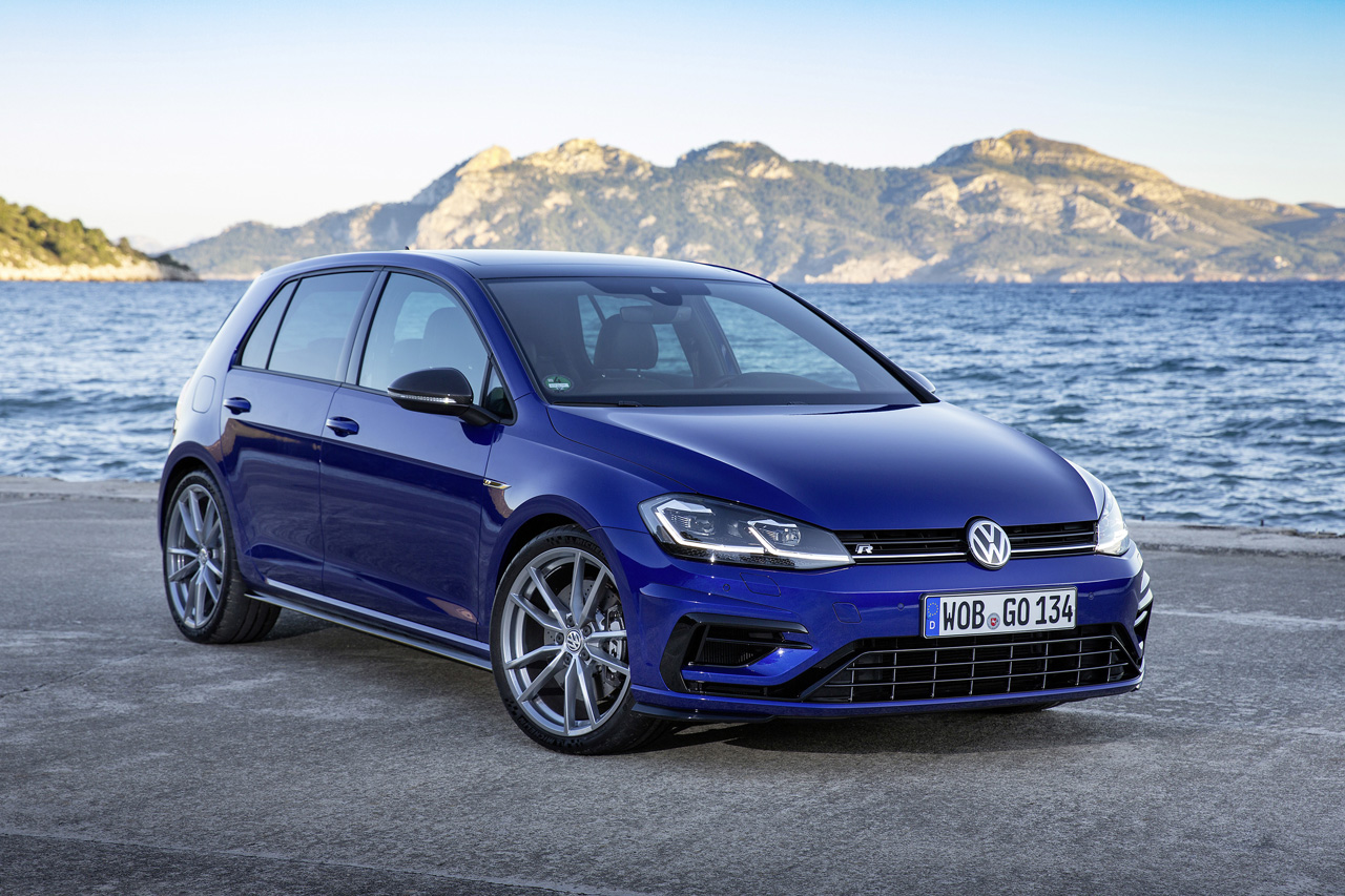 Volkswagen voegt twee items aan het optieprogramma van de Golf R toe, Performance remmen en een Akrapovic uitlaat.