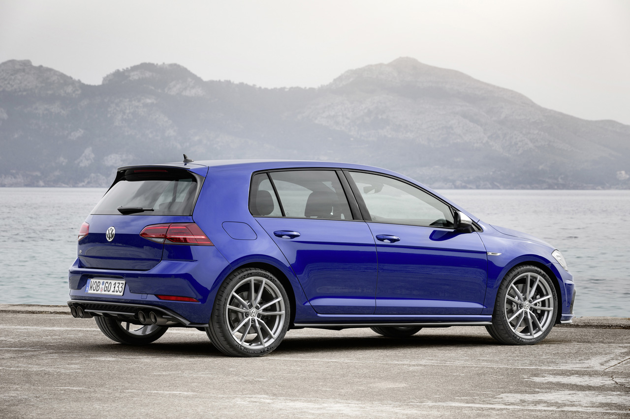 Volkswagen voegt twee items aan het optieprogramma van de Golf R toe, Performance remmen en een Akrapovic uitlaat.