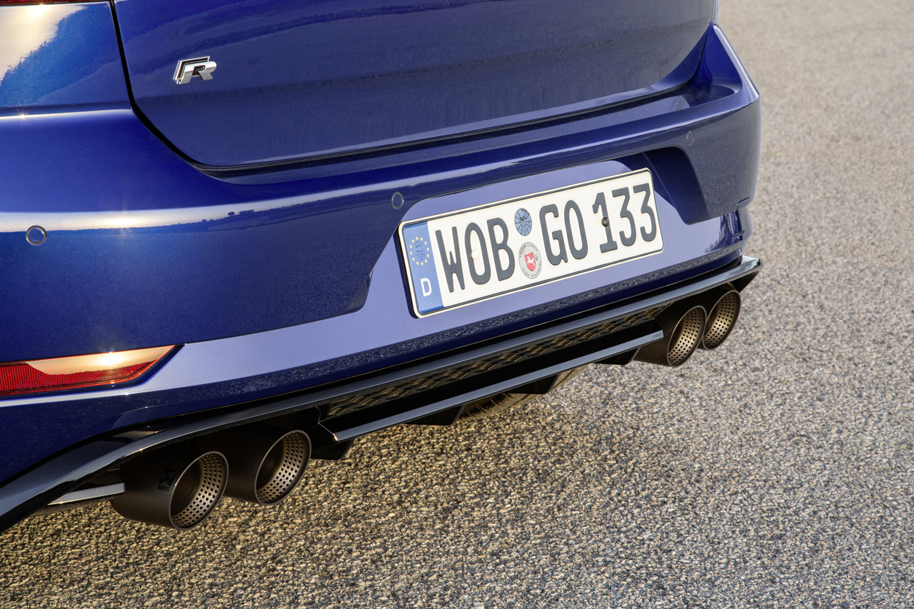 Volkswagen voegt twee items aan het optieprogramma van de Golf R toe, Performance remmen en een Akrapovic uitlaat.
