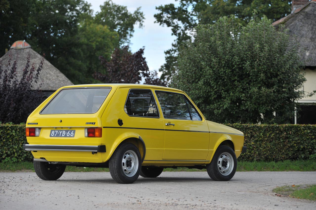 Volkswagen startte 70 jaar geleden in Nederland. AutoVandaag ging op stap met een Kever, Golf en Transporter.