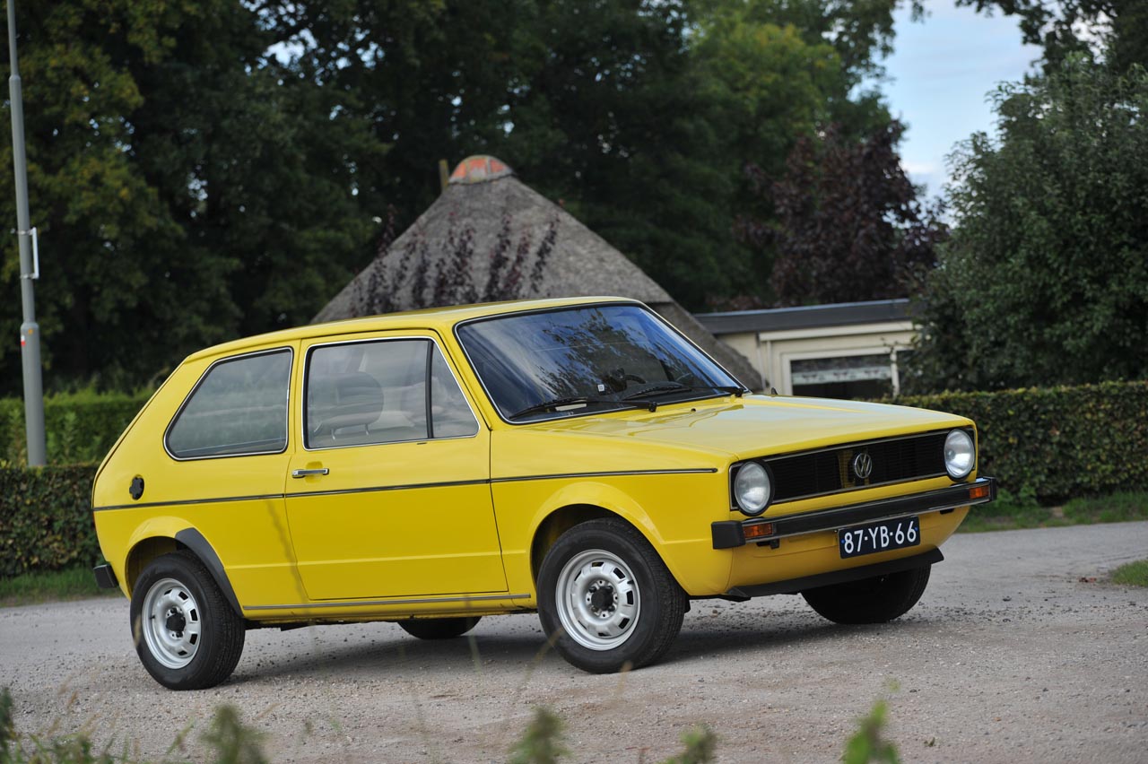 Volkswagen startte 70 jaar geleden in Nederland. AutoVandaag ging op stap met een Kever, Golf en Transporter.
