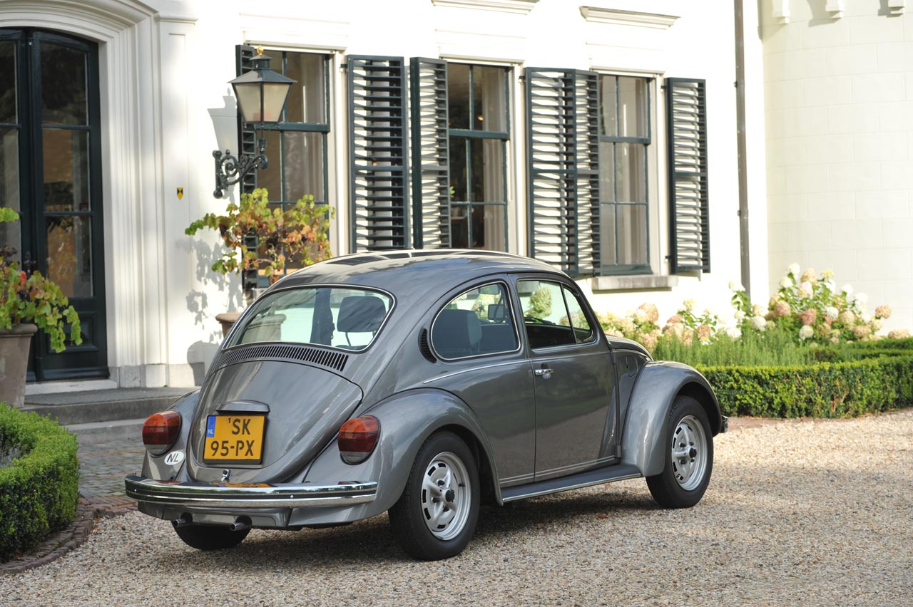 Volkswagen startte 70 jaar geleden in Nederland. AutoVandaag ging op stap met een Kever, Golf en Transporter.