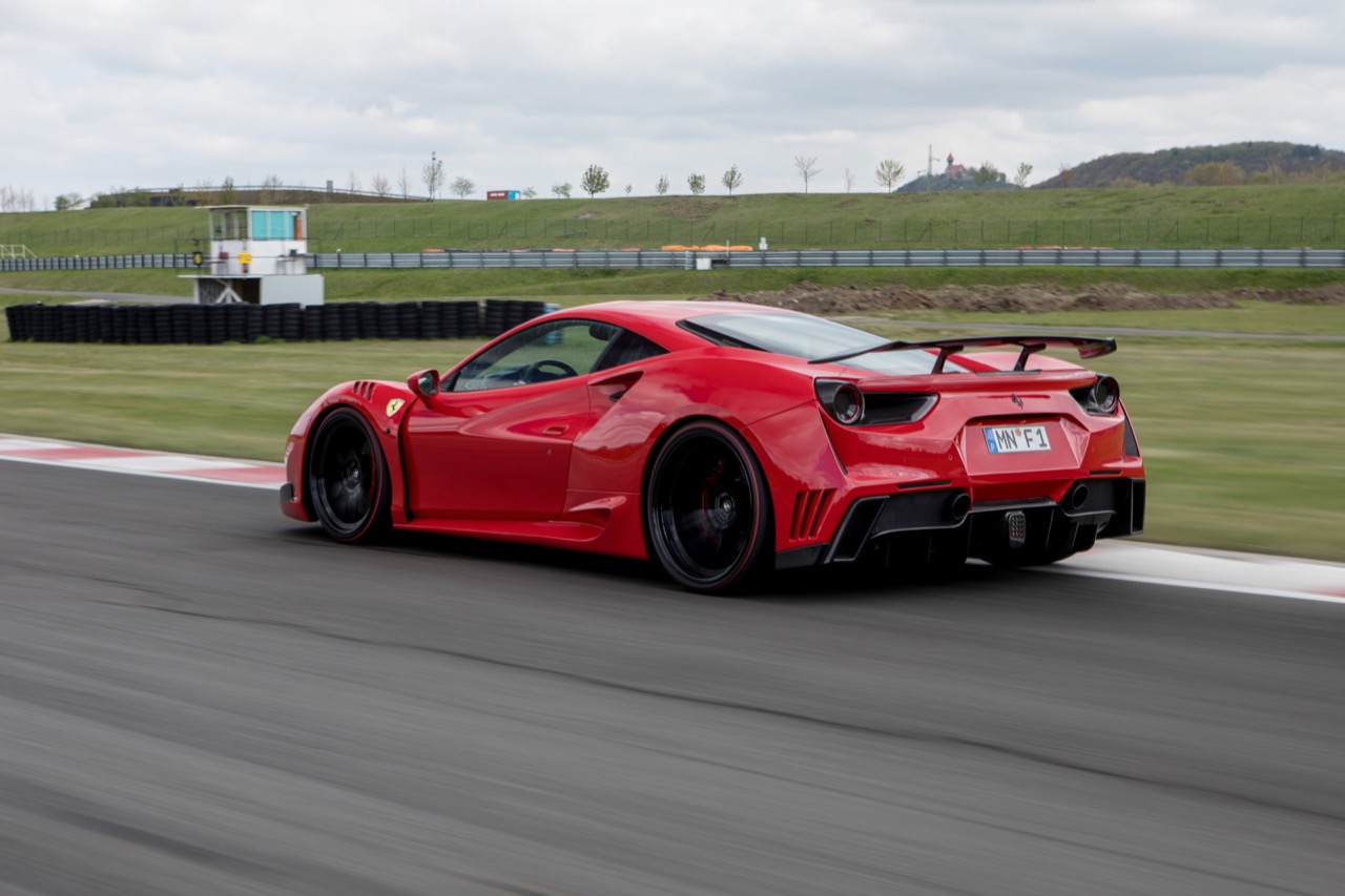Voor wie een normale Ferrari 488 niet dik en snel genoeg is, zorgt het Duitse Novitec voor een extra brede carrosserie en meer vermogen.