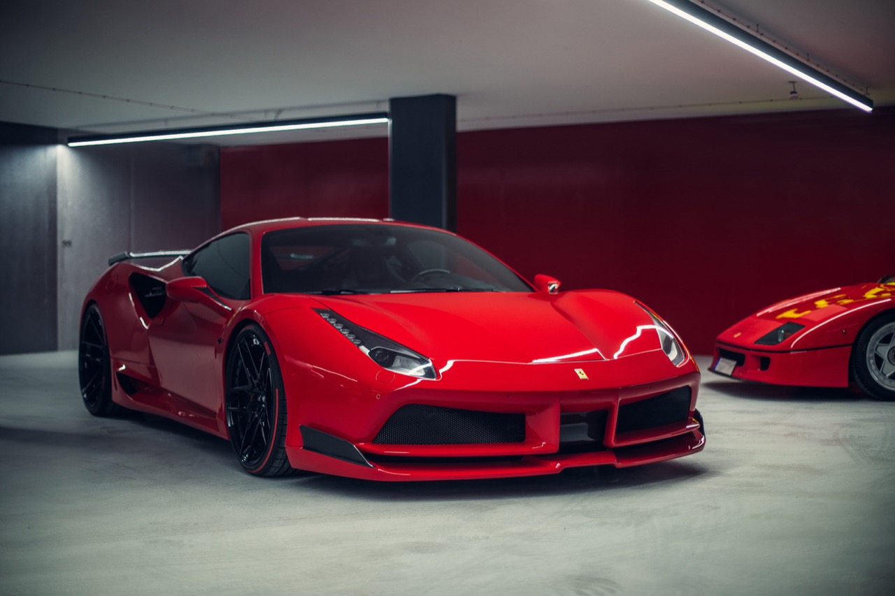Voor wie een normale Ferrari 488 niet dik en snel genoeg is, zorgt het Duitse Novitec voor een extra brede carrosserie en meer vermogen.