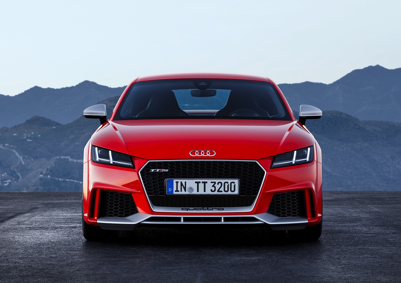 Nieuwe Audi TT RS Coupe en Roadster geintroduceerd. Ze staan in het najaar van 2016 in de showroom en gaan aan de bak met de 400 pk sterke 2.5 TFSI vijfcilinder. Knallen!