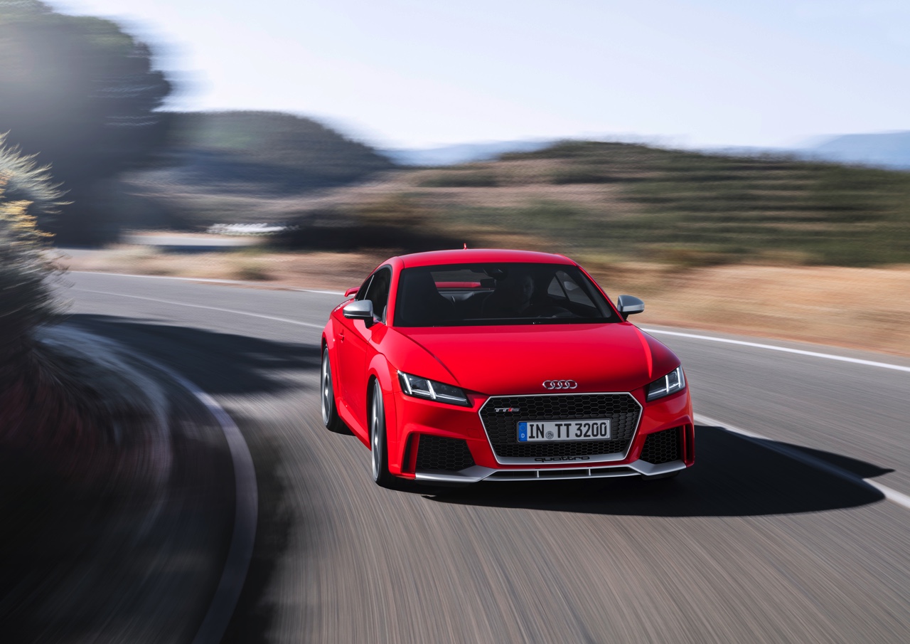 Nieuwe Audi TT RS Coupe en Roadster geintroduceerd. Ze staan in het najaar van 2016 in de showroom en gaan aan de bak met de 400 pk sterke 2.5 TFSI vijfcilinder. Knallen!