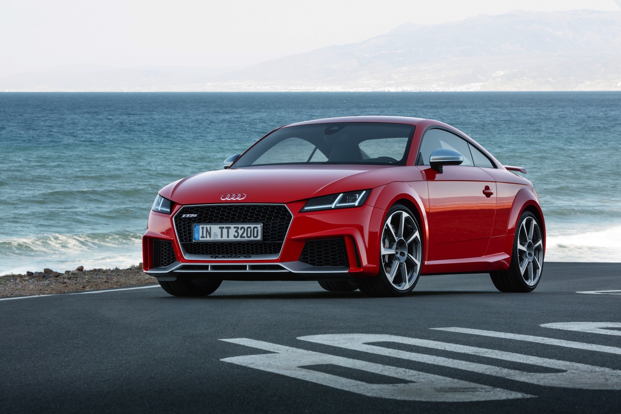 Nieuwe Audi TT RS Coupe en Roadster geintroduceerd. Ze staan in het najaar van 2016 in de showroom en gaan aan de bak met de 400 pk sterke 2.5 TFSI vijfcilinder. Knallen!