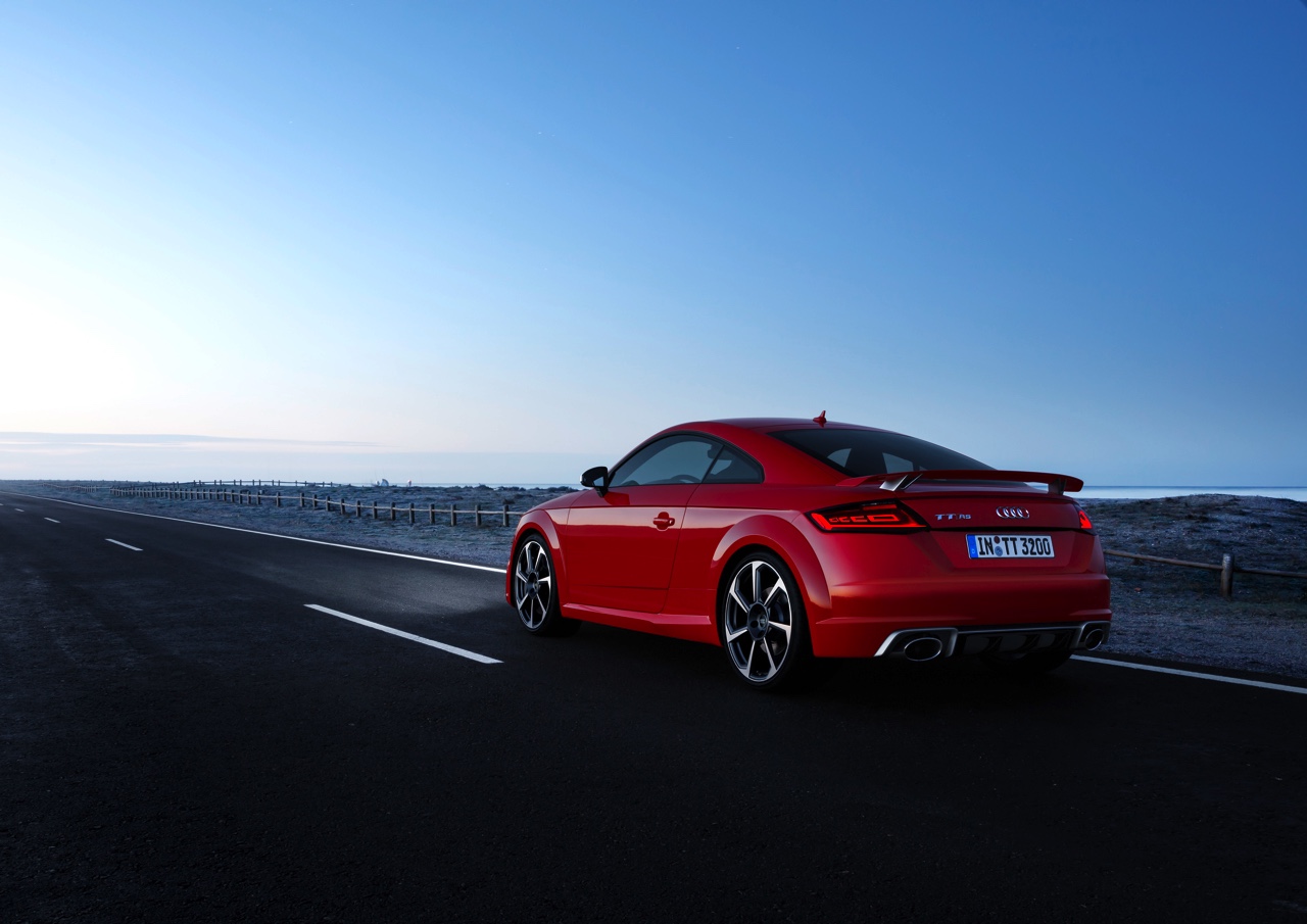 Nieuwe Audi TT RS Coupe en Roadster geintroduceerd. Ze staan in het najaar van 2016 in de showroom en gaan aan de bak met de 400 pk sterke 2.5 TFSI vijfcilinder. Knallen!