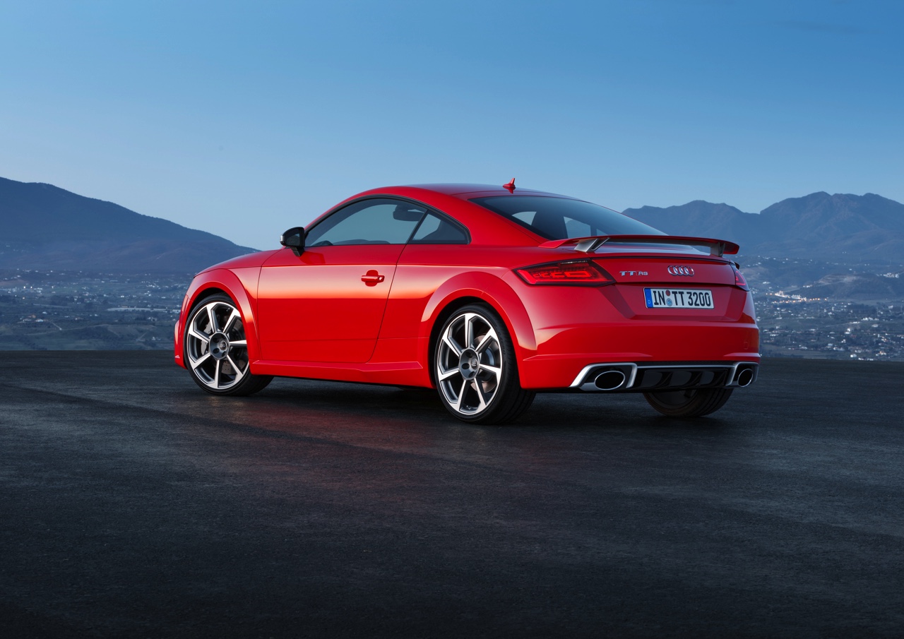 Nieuwe Audi TT RS Coupe en Roadster geintroduceerd. Ze staan in het najaar van 2016 in de showroom en gaan aan de bak met de 400 pk sterke 2.5 TFSI vijfcilinder. Knallen!