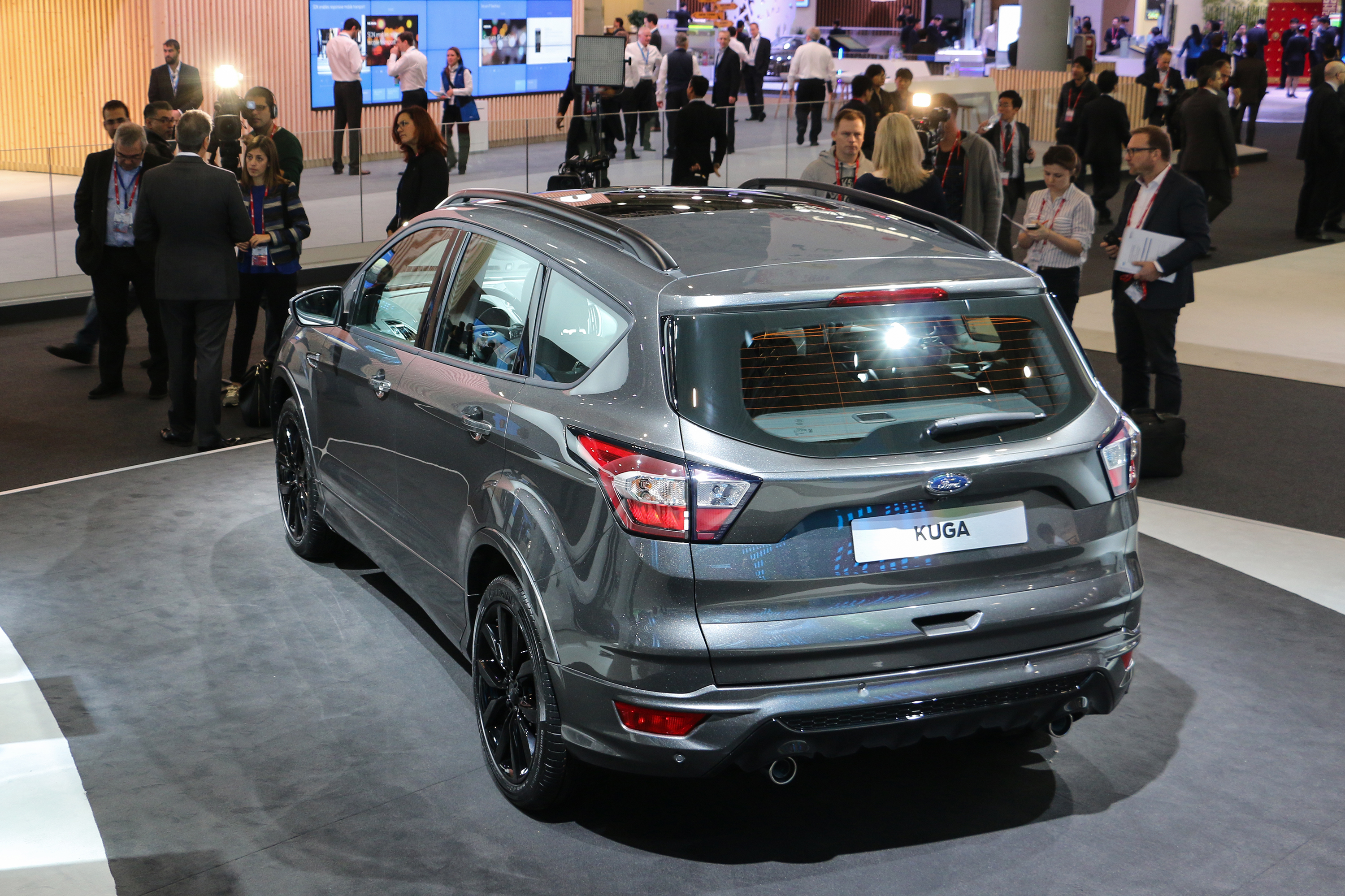 Ford geeft de Kuga nu een echte facelift met een nieuwe neus, een 1.5 TDCi instapdiesel, meer veiligheidsuitrusting en SYNC3 infotainment.