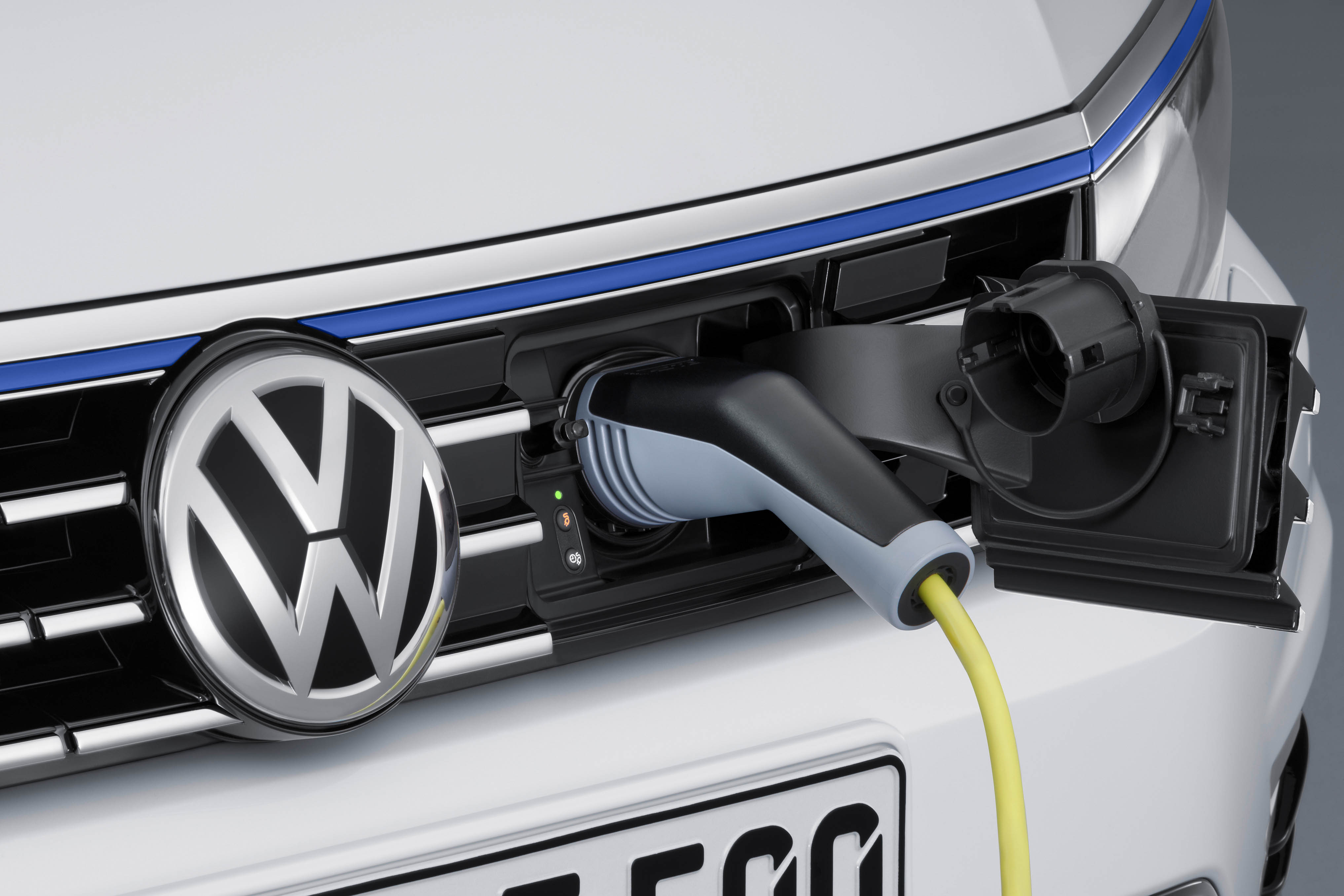 Volkswagen heeft hoge verwachtingen van de Passat GTE met 7% bijtelling. Zo hoog, dat genteresseerden zich nu al in kunnen schrijven voor de eerste productieplekken, terwijl de autos pas over 7 maan
