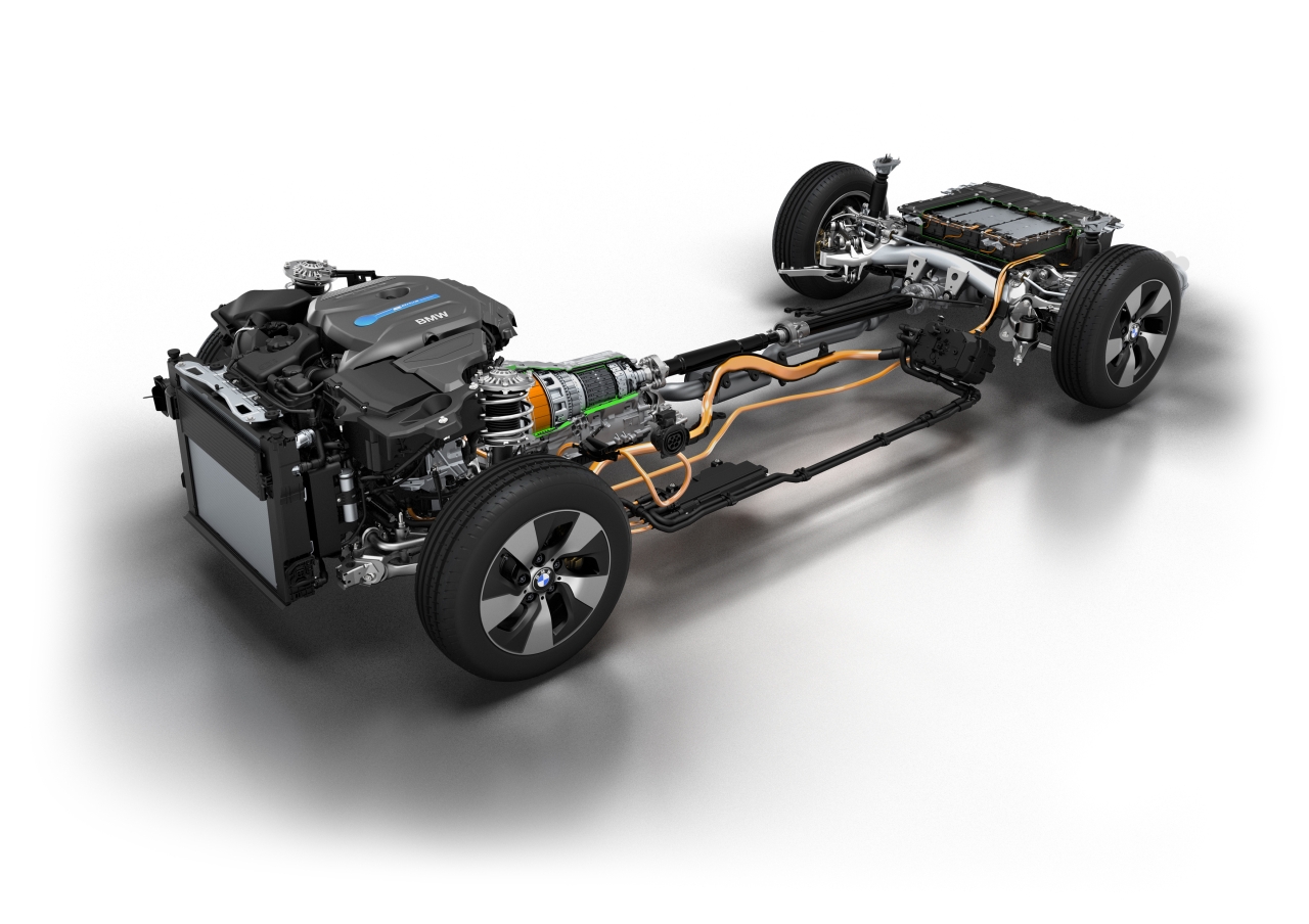 BMW introduceert 3 Serie plug-in hybride als BMW 330e. Zijn debuut beleeft hij op de IAA Frankfurt 2015.