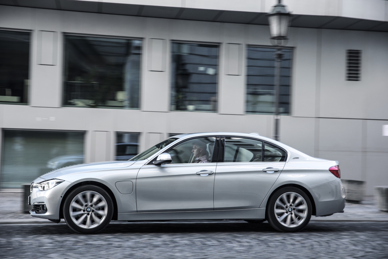 BMW introduceert 3 Serie plug-in hybride als BMW 330e. Zijn debuut beleeft hij op de IAA Frankfurt 2015.