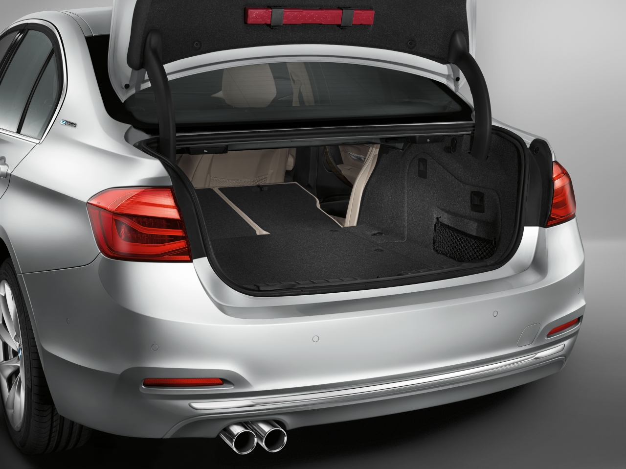BMW introduceert 3 Serie plug-in hybride als BMW 330e. Zijn debuut beleeft hij op de IAA Frankfurt 2015.