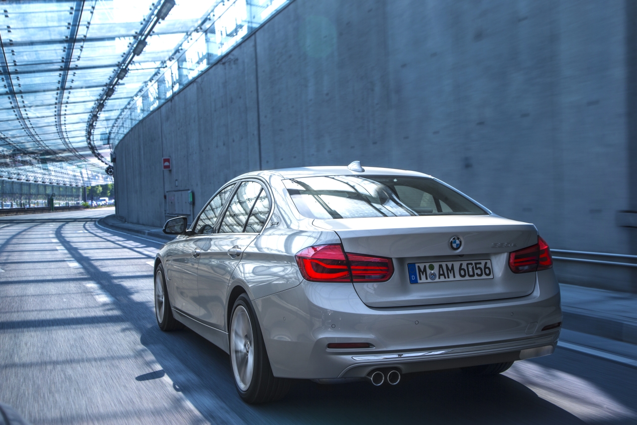 BMW introduceert 3 Serie plug-in hybride als BMW 330e. Zijn debuut beleeft hij op de IAA Frankfurt 2015.