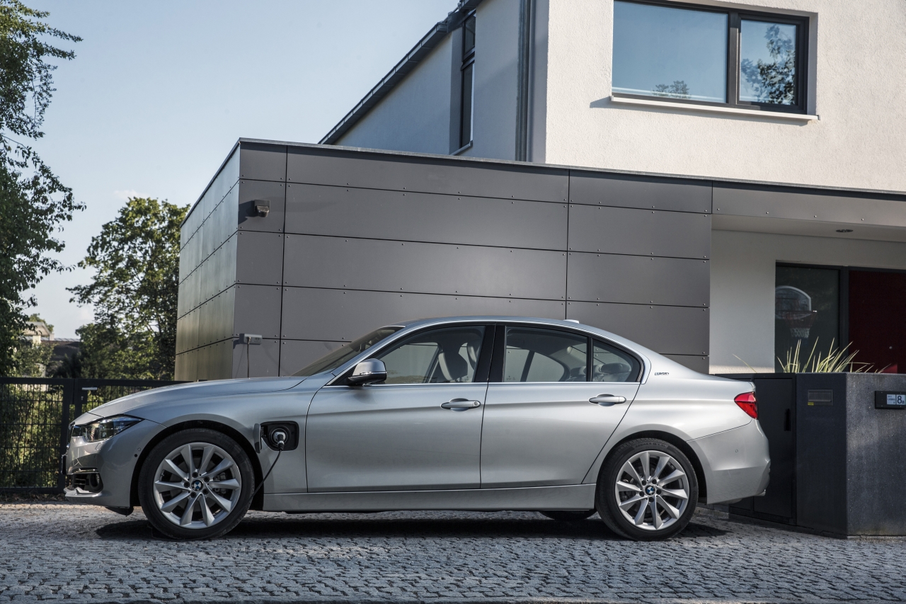 BMW introduceert 3 Serie plug-in hybride als BMW 330e. Zijn debuut beleeft hij op de IAA Frankfurt 2015.