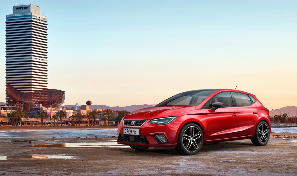Eerder deze week lekte hij al uit, maar nu heeft SEAT officieel het doek getrokken van de nieuwe Ibiza. Opvallend: de auto is iets kleiner dan zijn voorganger.