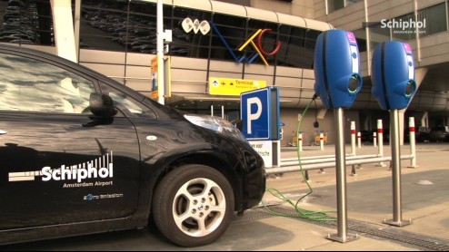 Schiphol opent laadstations elektrische auto op diverse parkeerlocaties. Opladen voorlopig gratis.