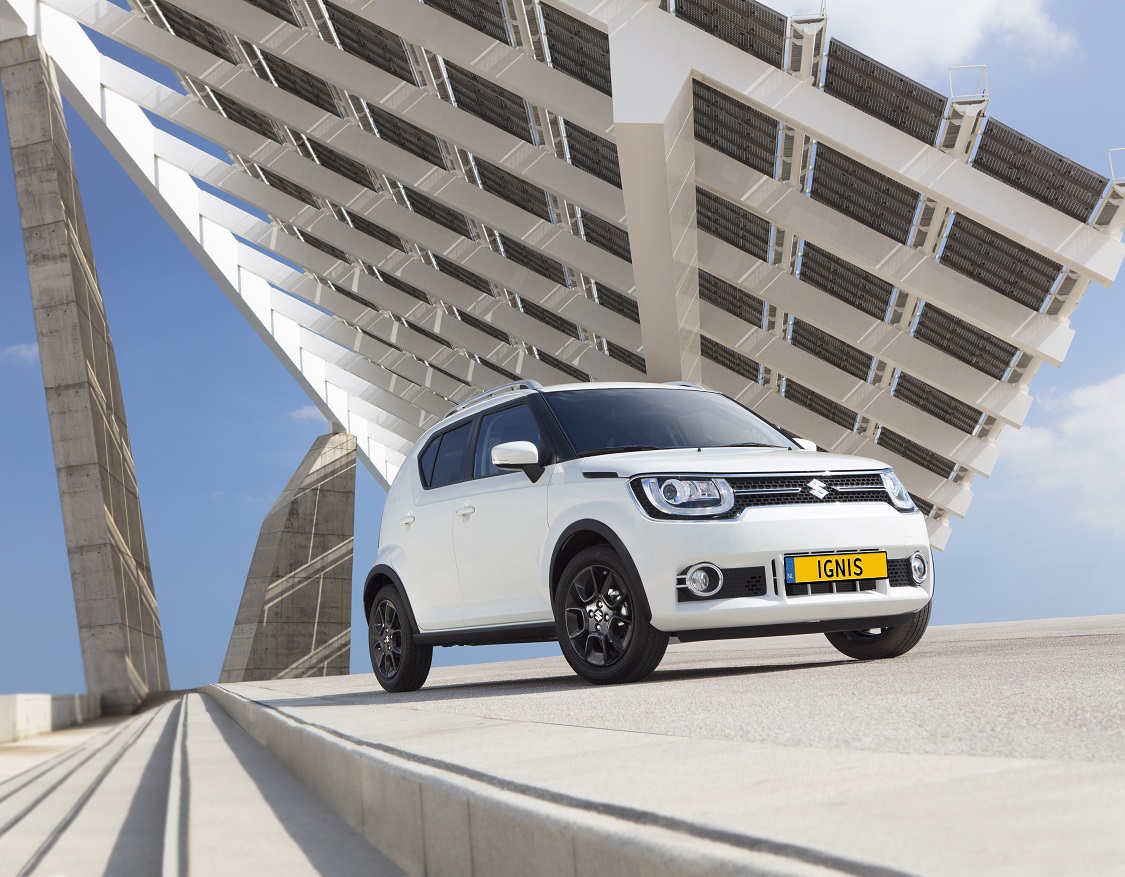 Nadat we beetje bij beetje informatie kregen over de Suzuki Ignis, weten we nu ook wat ie minimaal gaat kosten. Ook staat ie een maandje eerder in de showroom en is er weer meer beeld van de auto.
