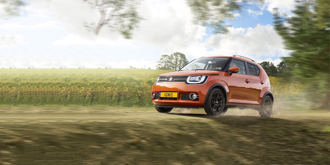 Nadat we beetje bij beetje informatie kregen over de Suzuki Ignis, weten we nu ook wat ie minimaal gaat kosten. Ook staat ie een maandje eerder in de showroom en is er weer meer beeld van de auto.