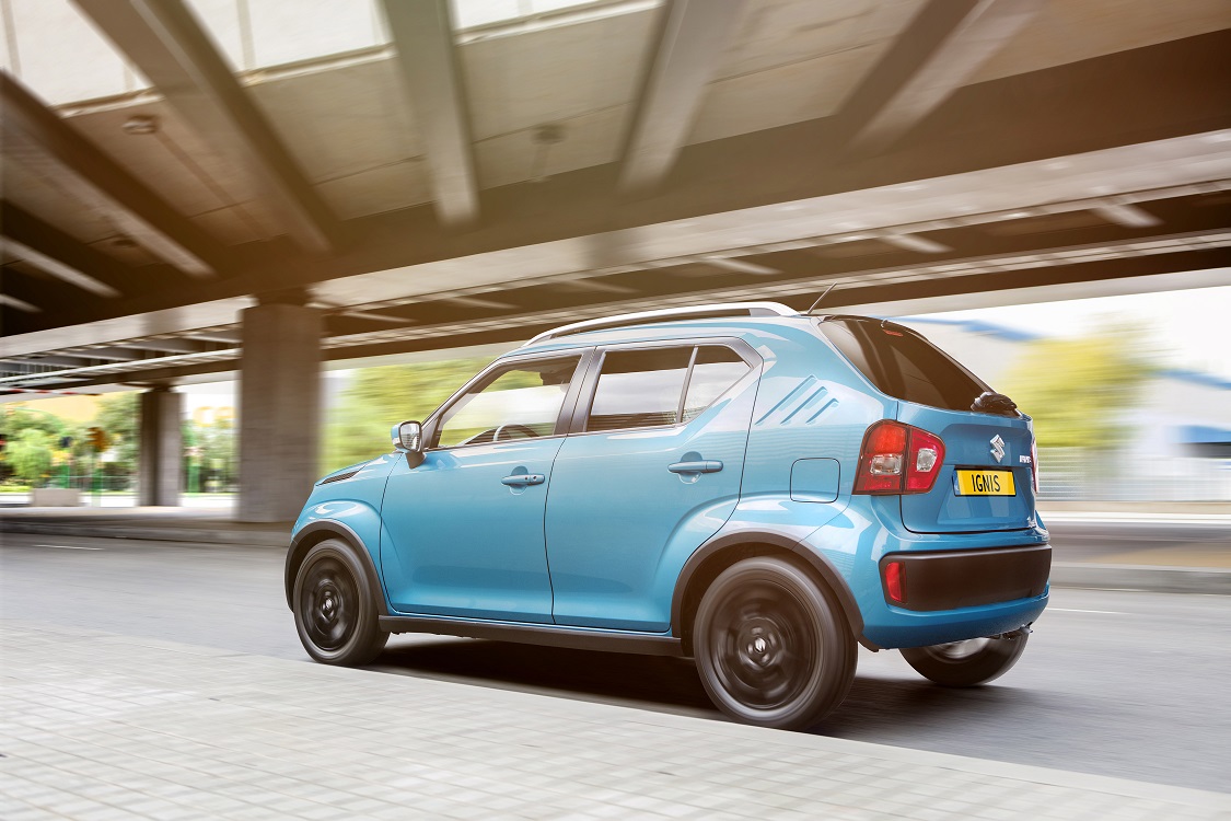 Nadat we beetje bij beetje informatie kregen over de Suzuki Ignis, weten we nu ook wat ie minimaal gaat kosten. Ook staat ie een maandje eerder in de showroom en is er weer meer beeld van de auto.