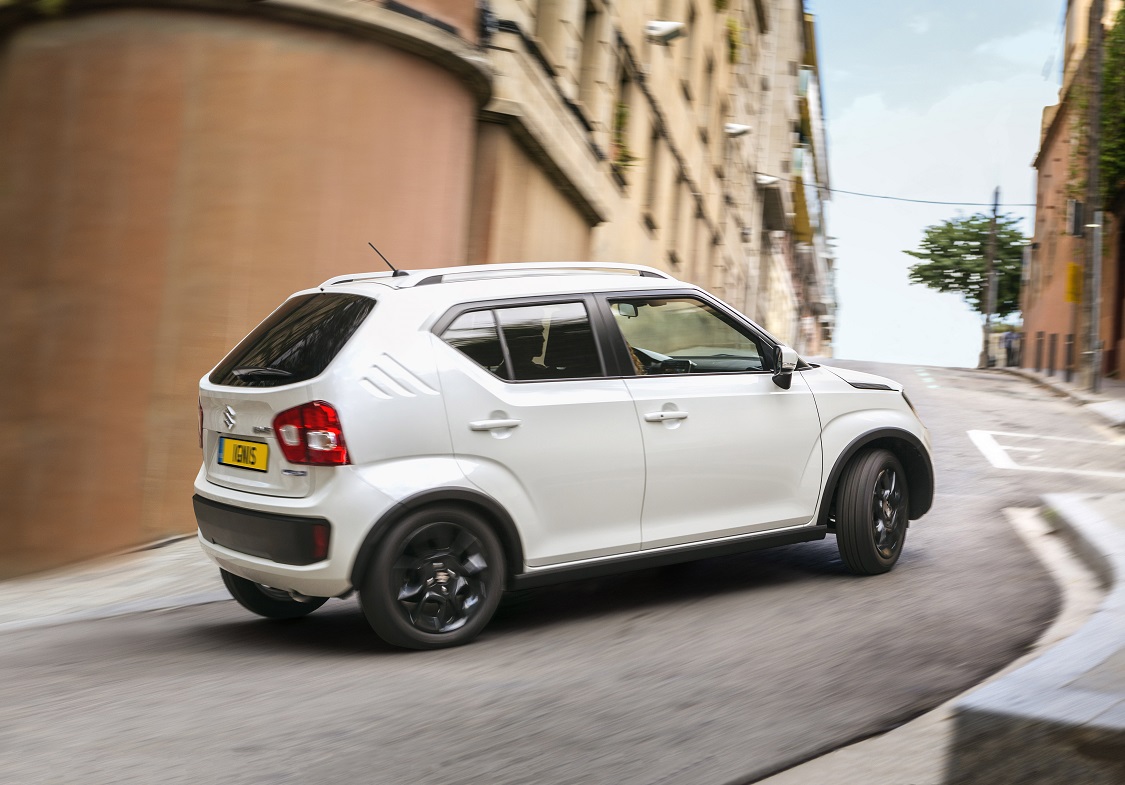 Nadat we beetje bij beetje informatie kregen over de Suzuki Ignis, weten we nu ook wat ie minimaal gaat kosten. Ook staat ie een maandje eerder in de showroom en is er weer meer beeld van de auto.