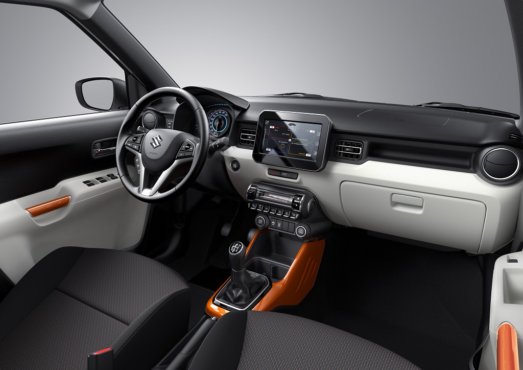 Nadat we beetje bij beetje informatie kregen over de Suzuki Ignis, weten we nu ook wat ie minimaal gaat kosten. Ook staat ie een maandje eerder in de showroom en is er weer meer beeld van de auto.