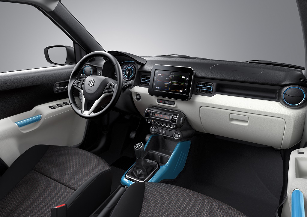 Nadat we beetje bij beetje informatie kregen over de Suzuki Ignis, weten we nu ook wat ie minimaal gaat kosten. Ook staat ie een maandje eerder in de showroom en is er weer meer beeld van de auto.