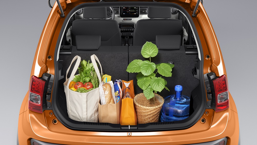 Nadat we beetje bij beetje informatie kregen over de Suzuki Ignis, weten we nu ook wat ie minimaal gaat kosten. Ook staat ie een maandje eerder in de showroom en is er weer meer beeld van de auto.