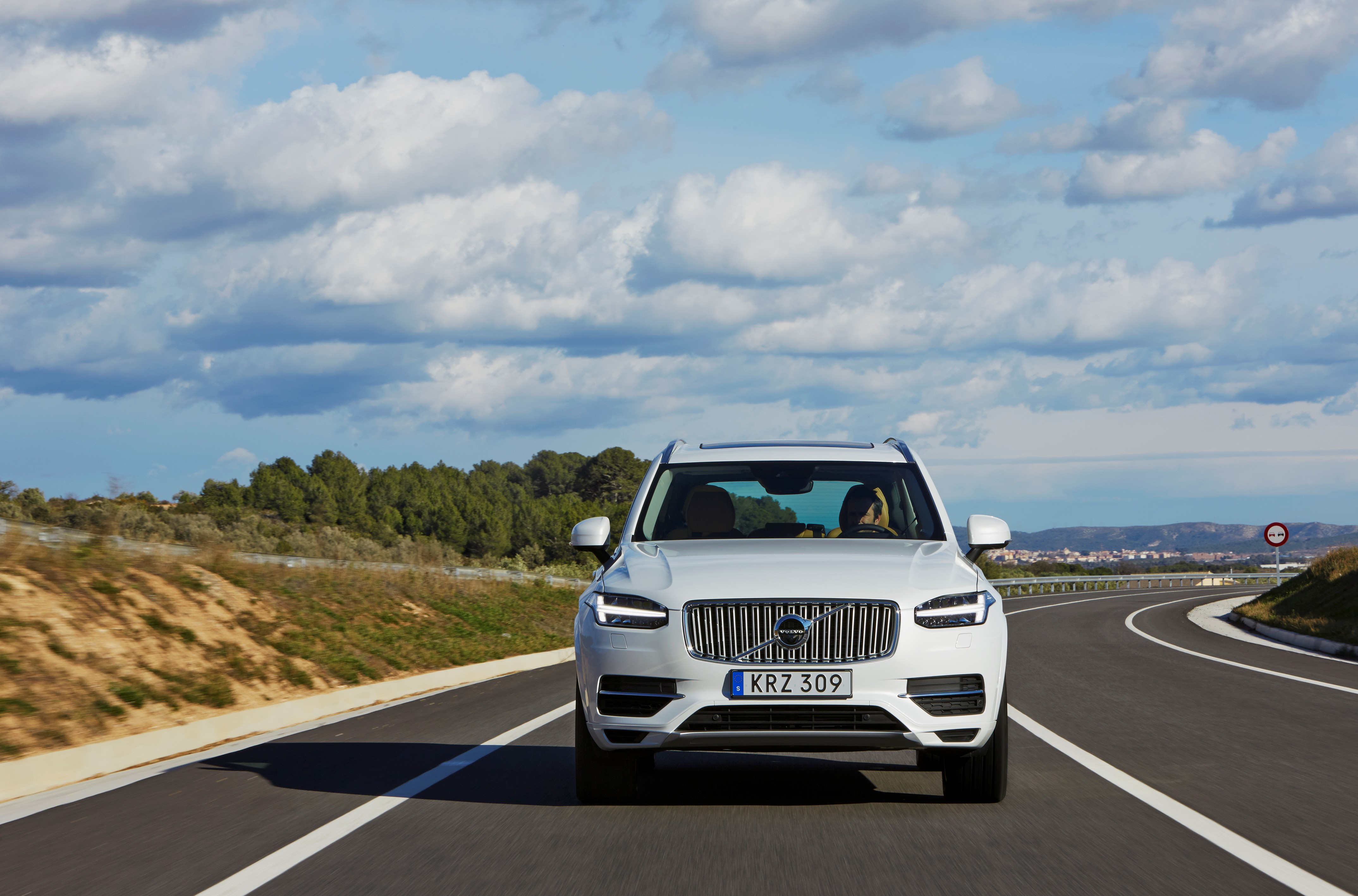Na een paar kleine aanpassingen heeft de plug-in hybride Volvo XC90 geen uitstoot van 65 gram CO2 per kilometer, maar van 49 gram CO2 per kilometer. Hallo 7% bijtelling!