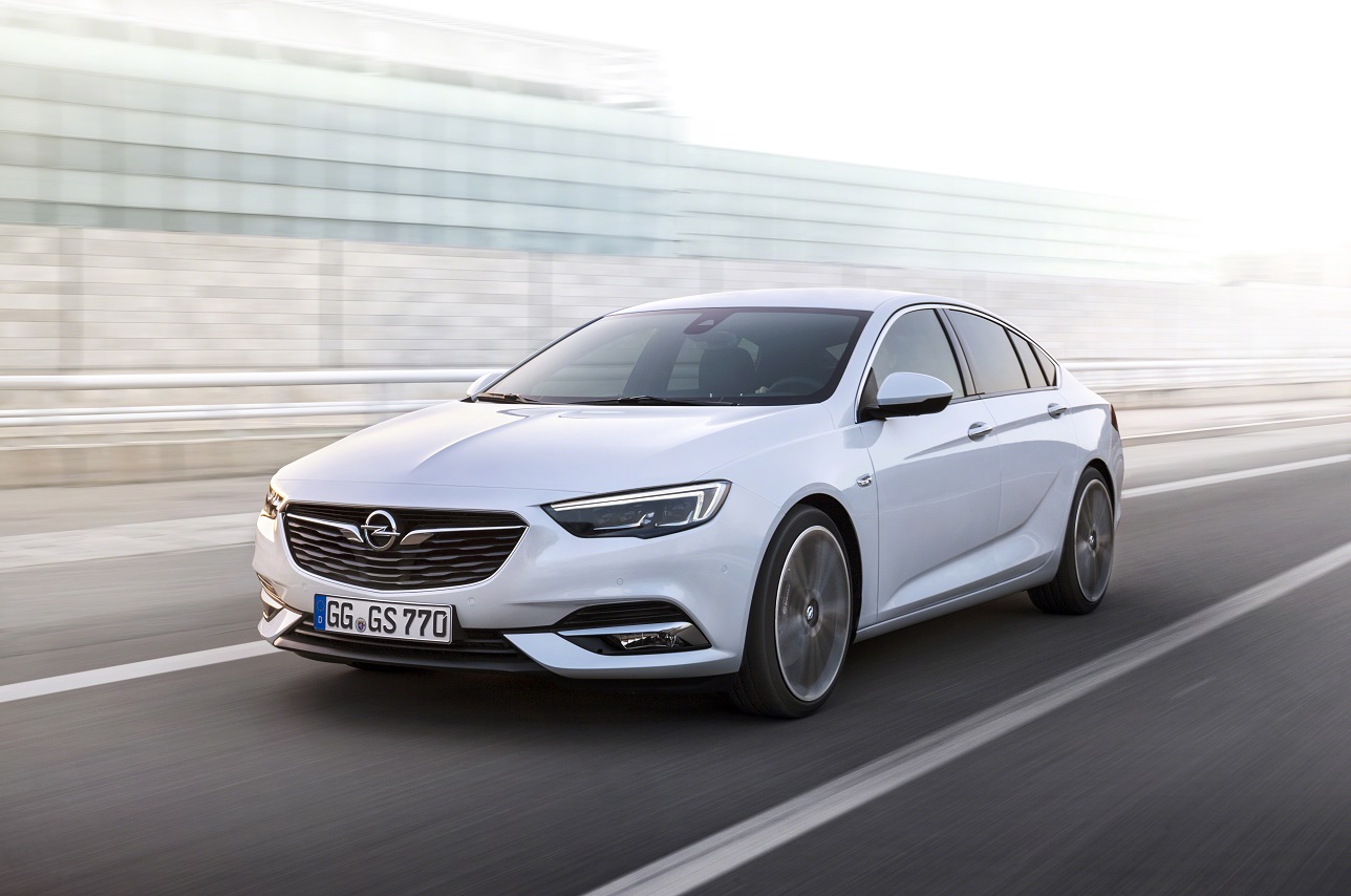 Opel heeft nu officieel het doek getrokken van haar nieuwe vlaggenschip: de 2017 Insignia Grand Sport. De auto is meer premium dan ooit. Lees hier alles dat je over de auto moet moet weten.
